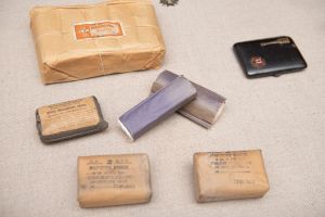 Muzei67_Санитарни пакети, марли и кутийка за орден от средата на 20-ти век