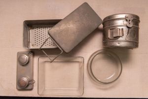 Muzei86_Стерилизатор, барабан за съхранение на марли, спиртник и ванички. Медицински инструменти и предмети от началото и средата на 20-ти век