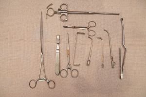 Muzei88_Медицински инструменти от първата половина на 20-ти век - инструмент за тонзилектомия, щипка за черва, длето, за обелване на периост, пинц