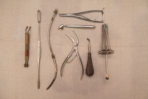 Muzei89_Медицински инструменти от първата половина на 20-ти век - накрайник към пантостат с прекъсвач, кюрета, сонда, иглодържател, клещи, сондодъ