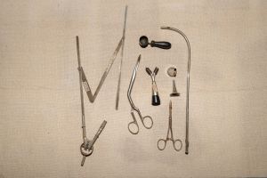 Muzei90_ Медицински инструменти от първата половина на 20-ти век - инструмент за мерене на височината на лицето, ножица, хирургическа, слушалка