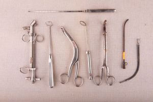 Muzei95_Медицински инструменти от първата половина на 20-ти век - инструмент за тонзилектомия, пинцета, кюрета, хирургическа, катетър, огледалодърж