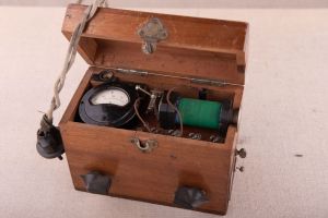 Muzei116_Честотен генератор за измерване на гласните връзки, първа половина на ХХ в. – не влиза в нито една от 4-те категории