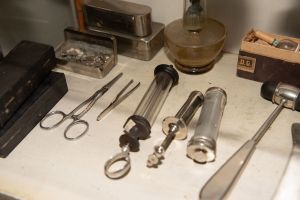 Muzei209_Петри с ампули, спринцовки, иглички от първата половина на 20-ти век