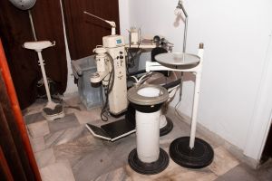 Muzei78_Зъболекарски стол с принадлежащия към него инвентар от средата на 20-ти век