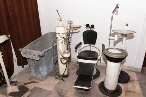 Muzei79_Зъболекарски стол с принадлежащия към него инвентар от средата на 20-ти век.