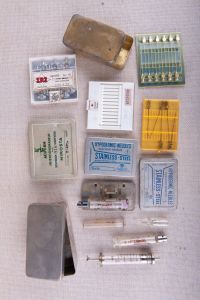 Muzei252_Метални кутии за пренасяне на спринцовки, спринцовки и игли