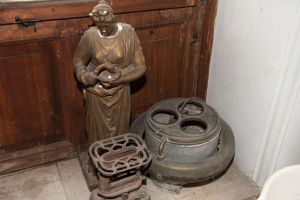Muzei186_Фигурка на Хигия, примус от първите години на 20-ти век