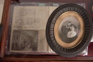 Muzei197_Снимка на аптеката на Апостолидис и снимка на семейство Апостолидис